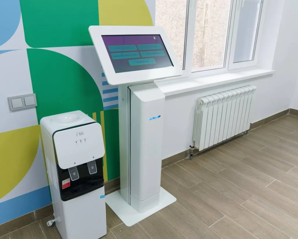 napolnyj-terminal-ehlektronnoj-ocheredi-quickq-at03-s-sensornym-ehkranom-21-5-i-termoprinterom